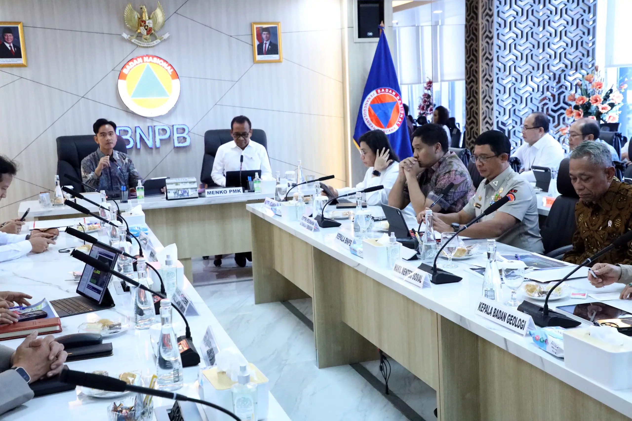 Wakil Presiden (Wapres) Gibran Rakabuming Raka saat memimipin Rapat Koordinasi Penanganan Erupsi Gunung Lewotobi Laki-Laki di Graha BNPB, Jakarta, Selasa (12/11).